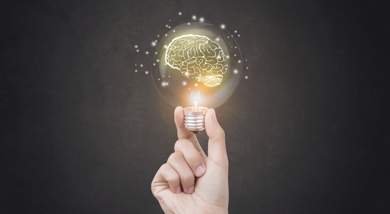 ampoule brainstorming idée créative idée abstraite sur la main de l'entreprise.